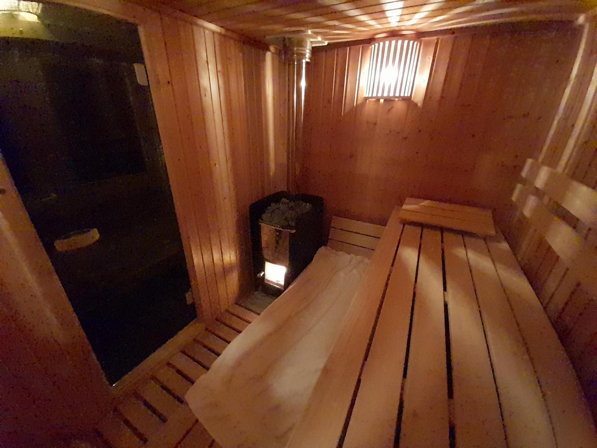 Beautiful 6-Person Chalet With Finnish Wood-Fired Sauna Tzummarum Esterno foto