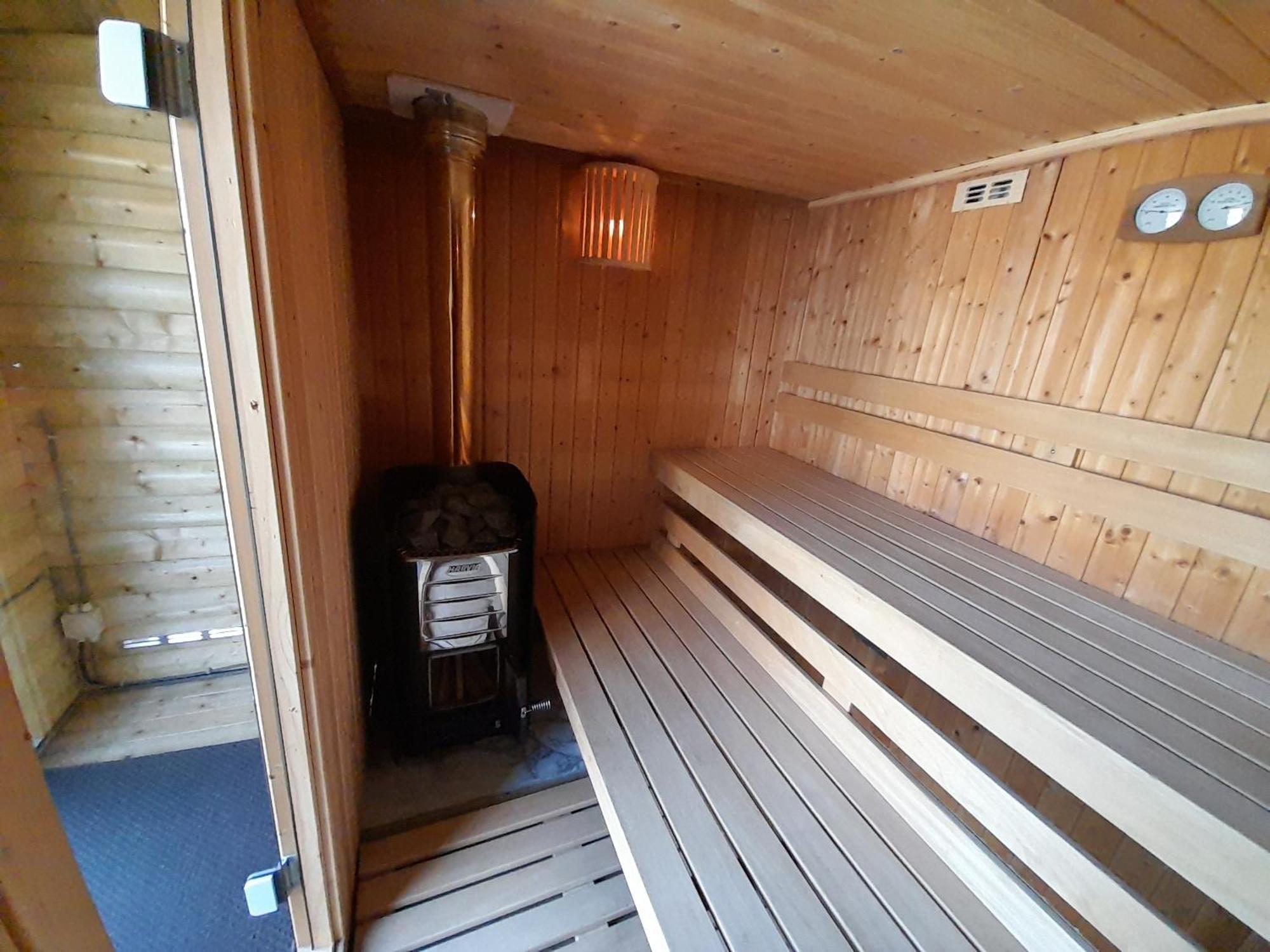 Beautiful 6-Person Chalet With Finnish Wood-Fired Sauna Tzummarum Esterno foto